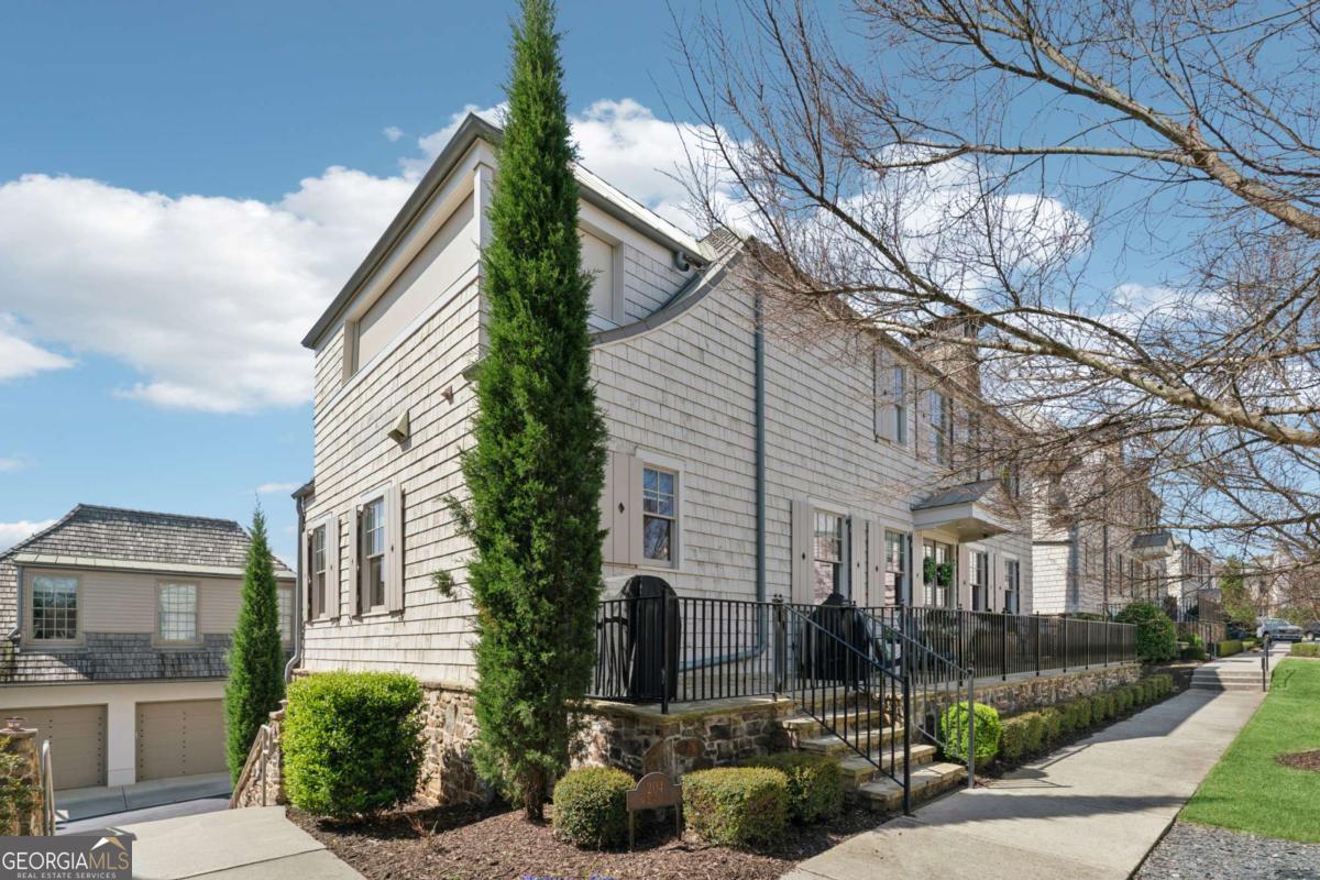204 N Esplanade