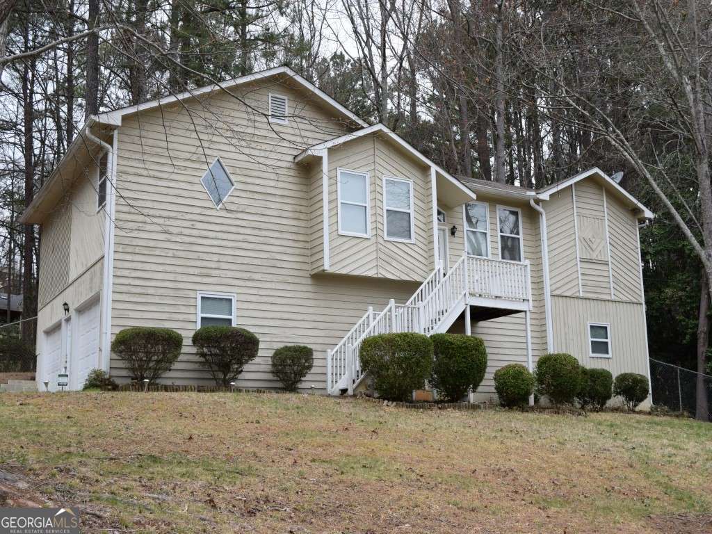 Great Rental- Freshly Painted, New Windows, New Flooring, Vaulted Ceiling, Master Bath with Garden Tub, Separate Shower, Split Bedroom Design with Great Room with skylights, 2 car side entry garage and HUGH Daylight Basement with carpet floor. Great location with Community Park, walking trail, close to Historic Kennesaw, KSU, I-75, shopping and restaurants.