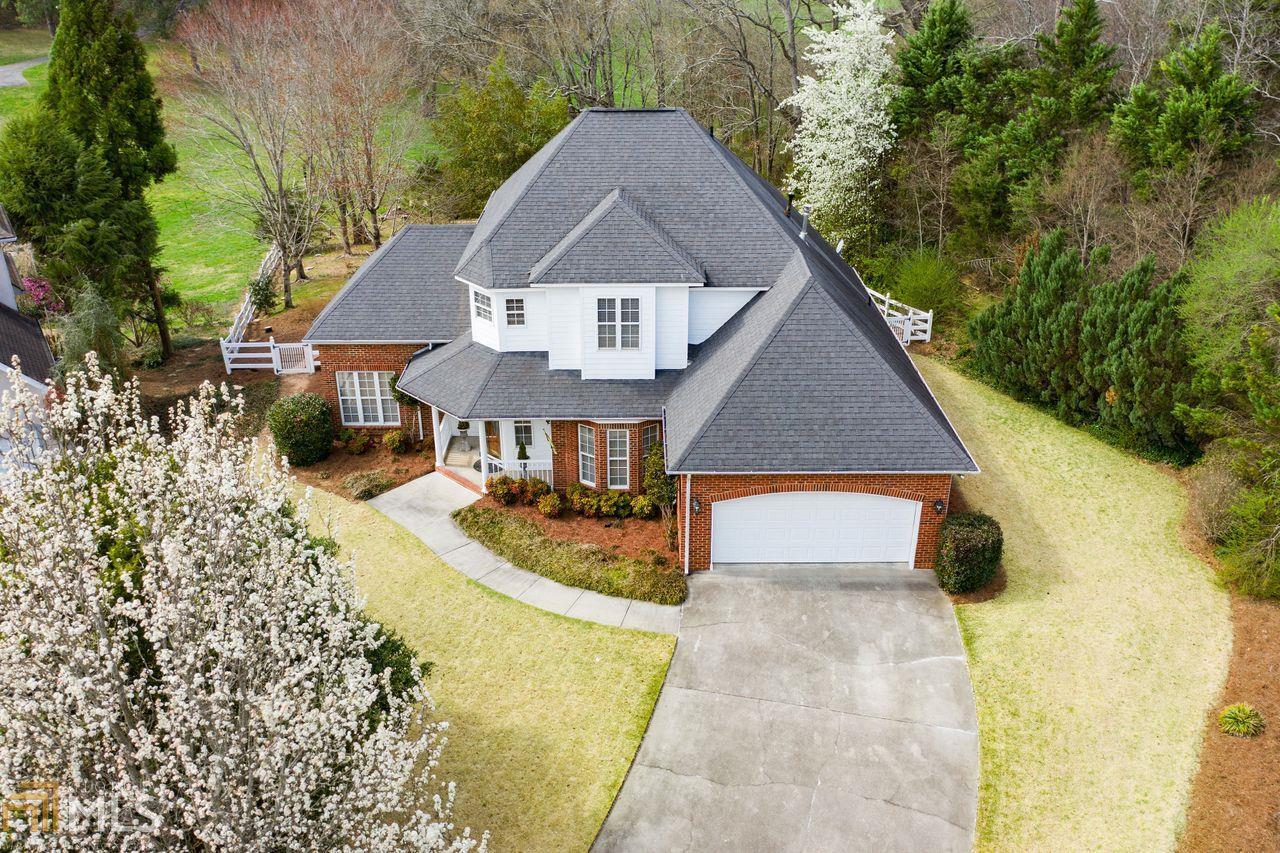 This 4 bedroom 2.5 bath home is situated in a quiet cul-de-sac of the highly desired Farm at Hardwood Ridge subdivision. The large kitchen is a cooks dream with plenty of counter top and cabinet space. This home has the extremely hard to find MASTER ON MAIN. Entertaining guests comes easy in this house with a large living room, formal dinning room, and pergola on the rear patio. The fenced back yard is ready for you bring your pets along with you. If you are ready to take a stroll around the neighborhood be sure to take in the views of the beautiful neighborhood lake.