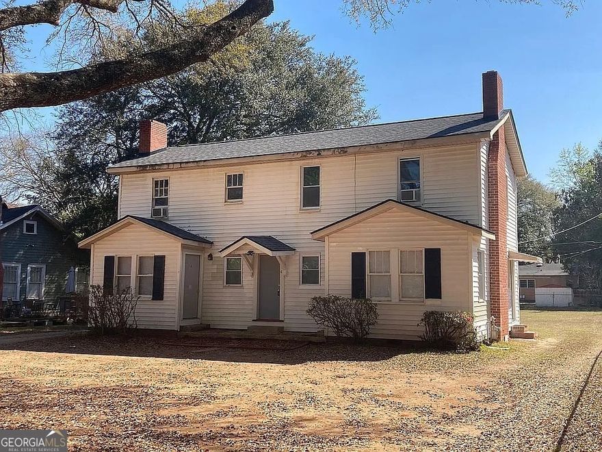 Cute and cozy 2 bedroom 1 bath upstairs apartment available for rent with backyard to enjoy. Literally 8 minutes from Albany State College East Campus and 7 Mins From Albany State College West Campus. Unit has been freshly painted and flooring has been recently updated. Contact agent for more details. (Unit C)