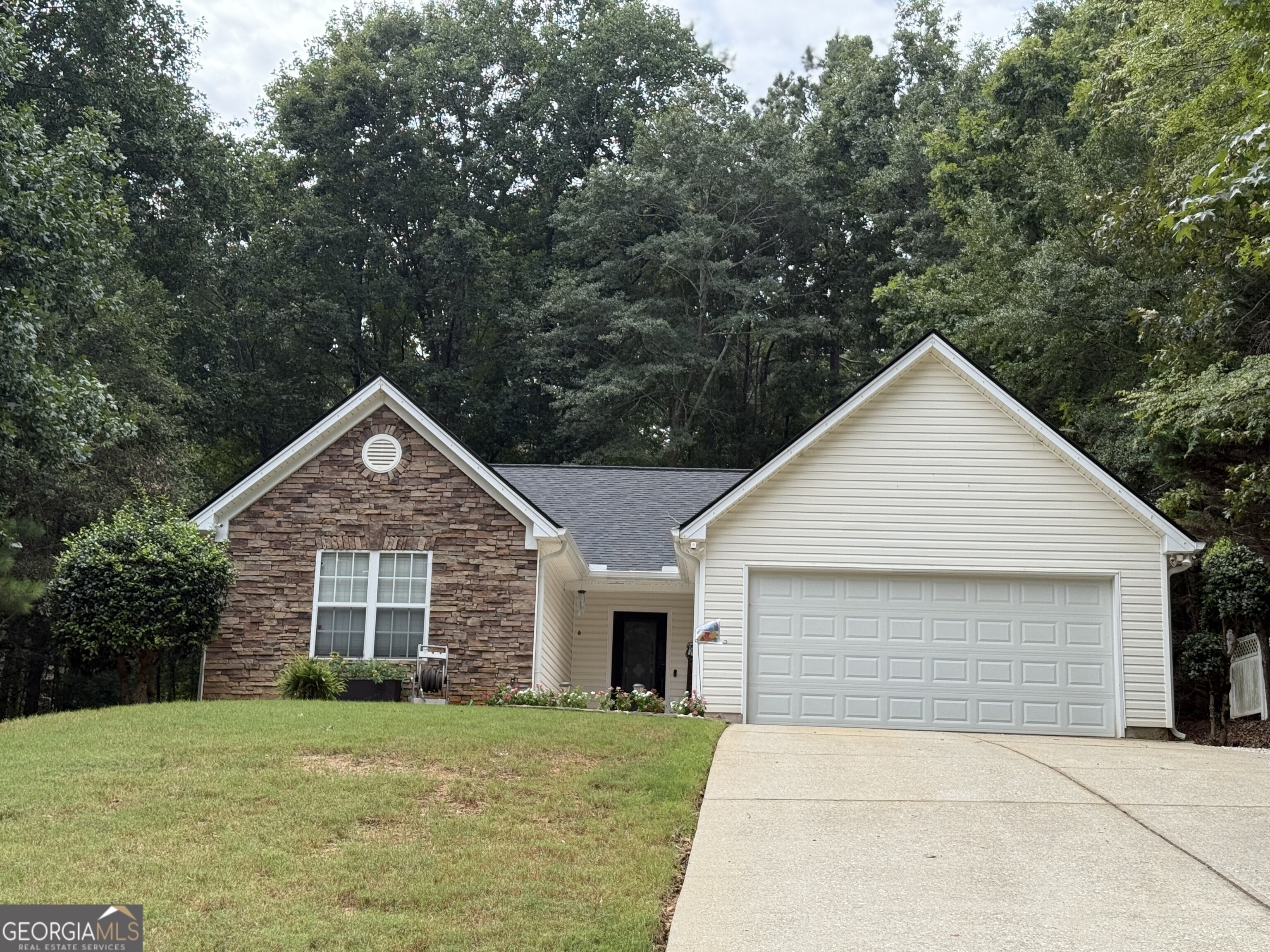 Charming 3 bedroom ranch home located in the heart of winder. This home has been immaculately cared for and is move in ready! Fenced in backyard with plenty of room to entertain! Master bedroom is large with a fully updated bathroom and huge walk in closet. Two additional bedrooms have large closets and share a bathroom. The open floorplan has granite countertops in the kitchen which overlooks the breakfast room and spacious back deck! This layout is perfect for entertaining. This fully updated home won't last long!!