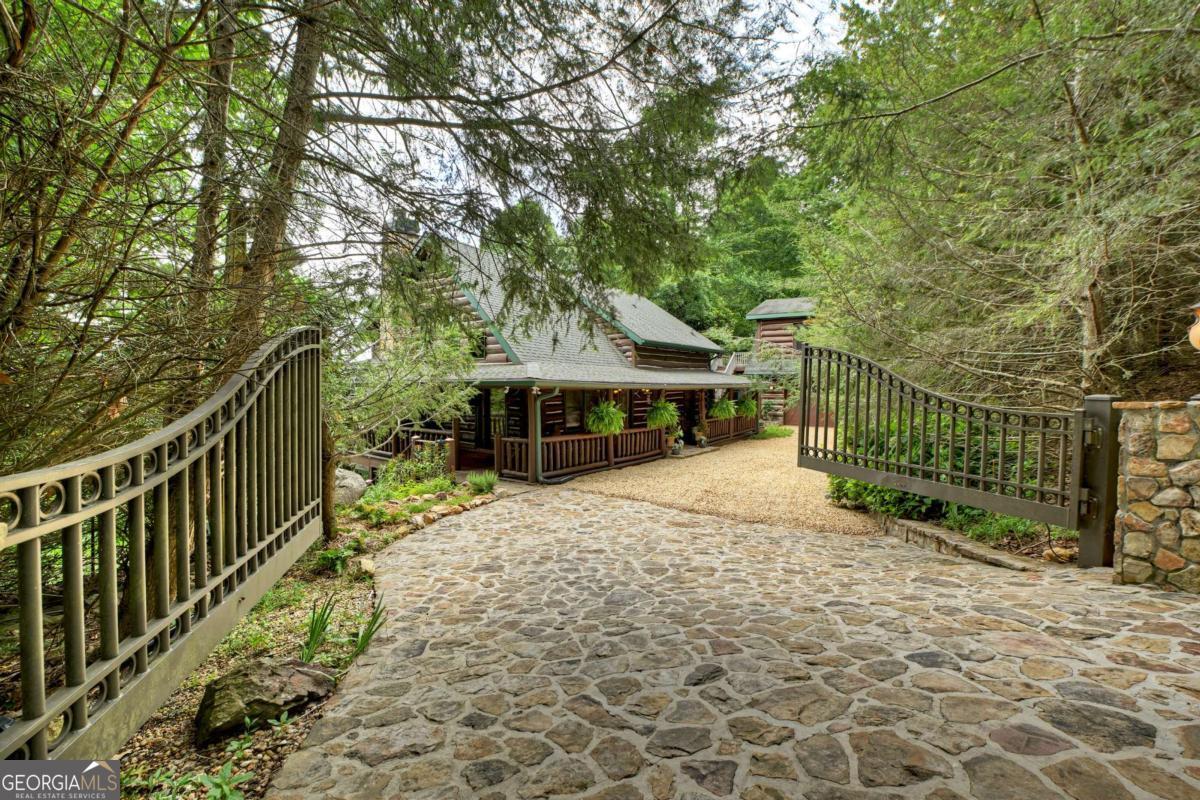 857 Lakeview DR