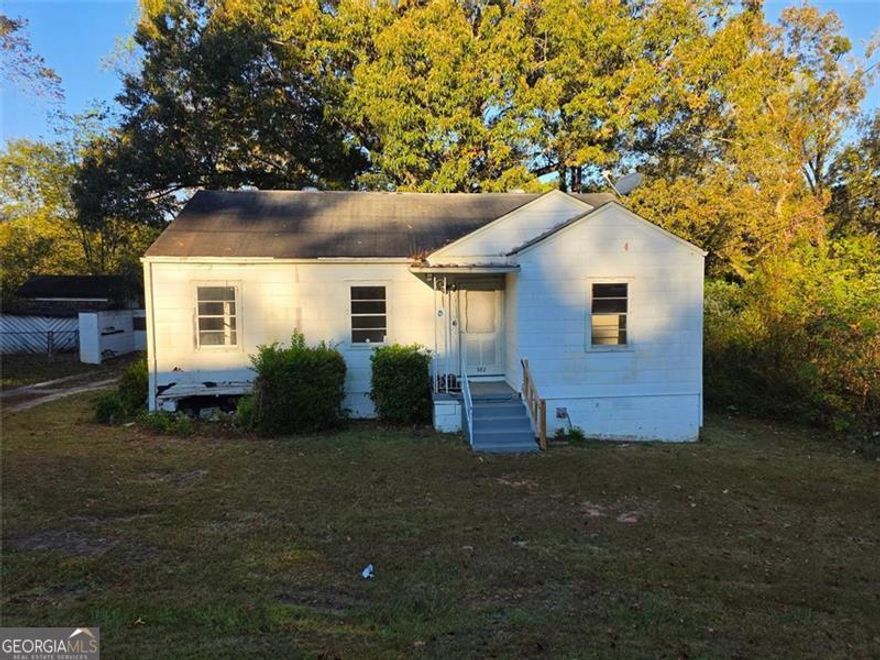 Investors, your next project is only an offer and closing away. Check out this 3Bd 1Ba fixer upper. This home is in need of your vision. Large backyard. Park in the neighborhood. Owner is a Licensed Realtor. No Assignments.  No Realtor Sign in the yard.  Cash/Conventional Only!  No Showings on Sundays! Home is SOLD AS IS!