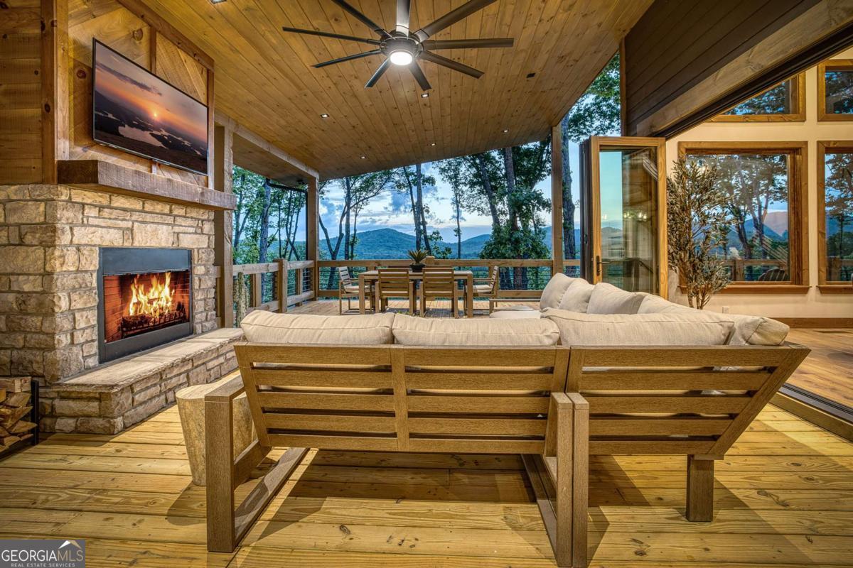 245 Mountain Retreat DR