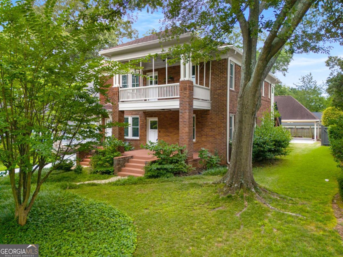 524 W College AVE