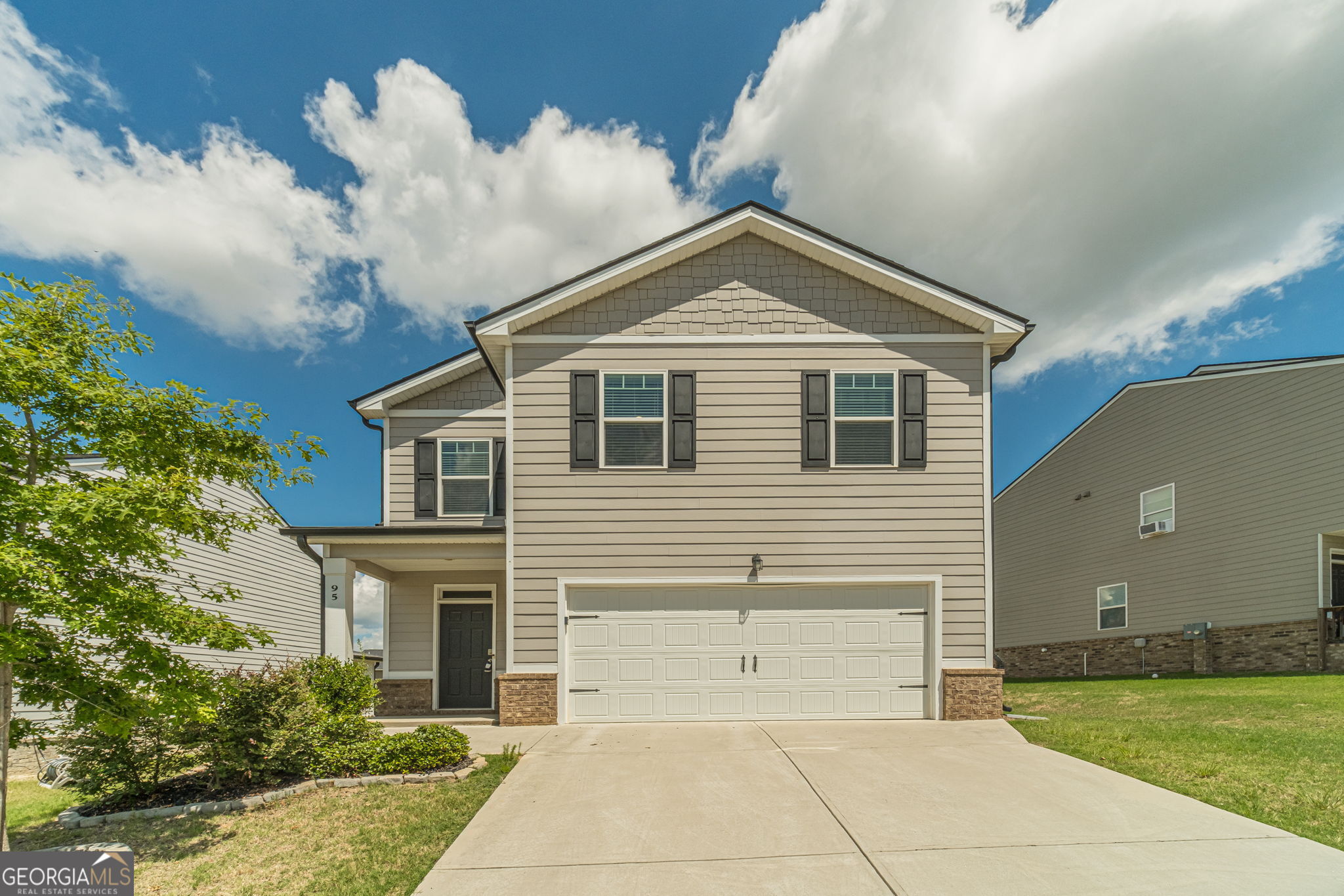 Hoschton Twin Lakes S/D, 4 bedrooms, 2.5 baths, 1,894 sq ft, lawn maintenance included, fenced yard, dogs case by case, no cats, convenient to shopping, pool, tennis, fitness center, dog park.