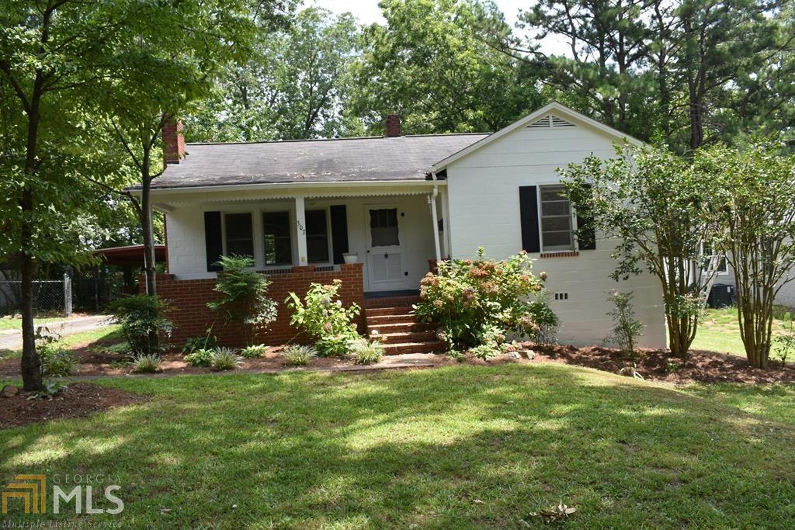 Cute as a button 2 bed 1 bath home that is in very good condition. Original hardwood floors. This would make a great starter home for a small family. Call today to set up your appointment to see this clean home.