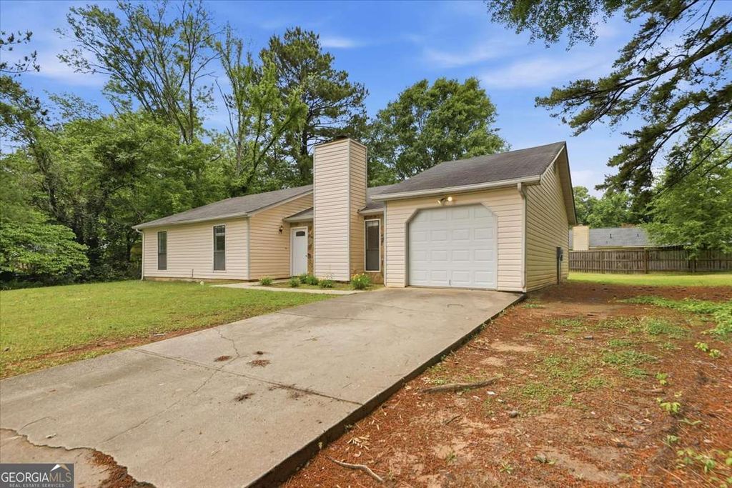 Photo of 608 Crestmont Court, Jonesboro, GA 30238 (MLS # 10760367)
