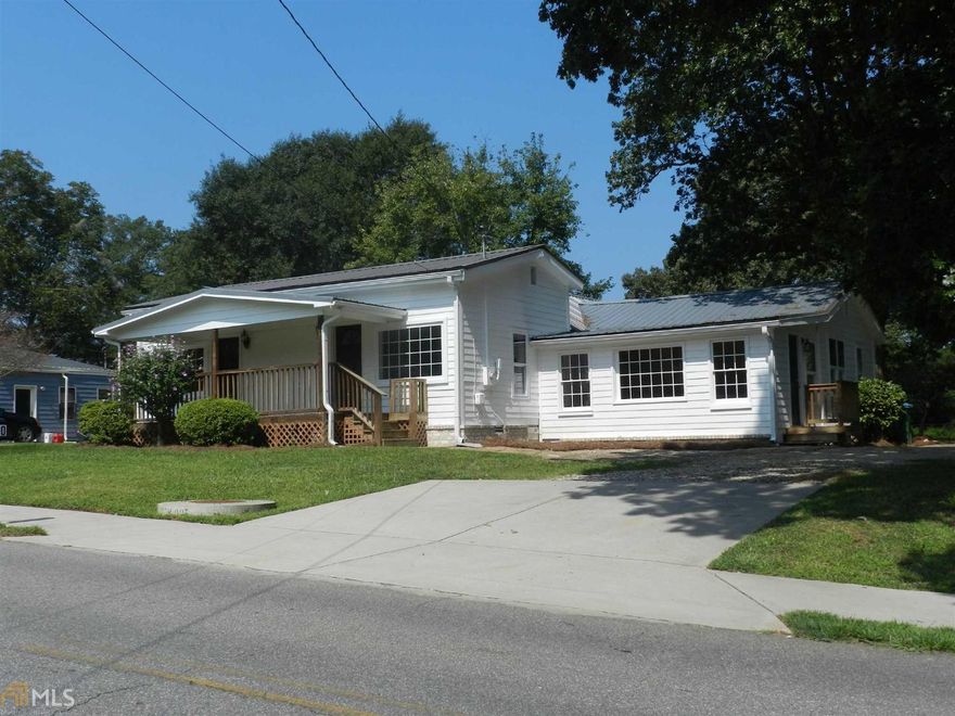 This darling 3 bedroom 2 bath home has been updated. Wood floors in the Kitchen, living room, dining room, family room & bedrooms. Tile in bathrooms & laundry room. Lovely fenced backyard with mature trees. Great location, within walking distance of Statham Elementary School, a daycare and very near downtown Statham. Less than 5 miles from new Caterpillar plant in Bogart.