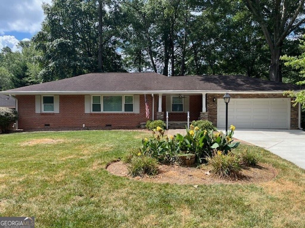 Photo of 2358 SE Clearwater Drive SE, Marietta, GA 30067 (MLS # 10672072)