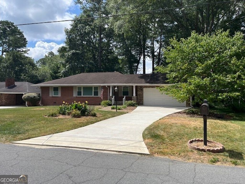 Photo of 2358 SE Clearwater Drive SE, Marietta, GA 30067 (MLS # 10672072)