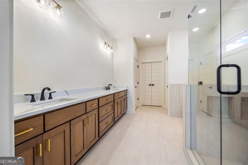 Gainesville, Georgia 30506, United States, 5 Bedrooms Bedrooms, ,5 BathroomsBathrooms,Residential,Active,222247