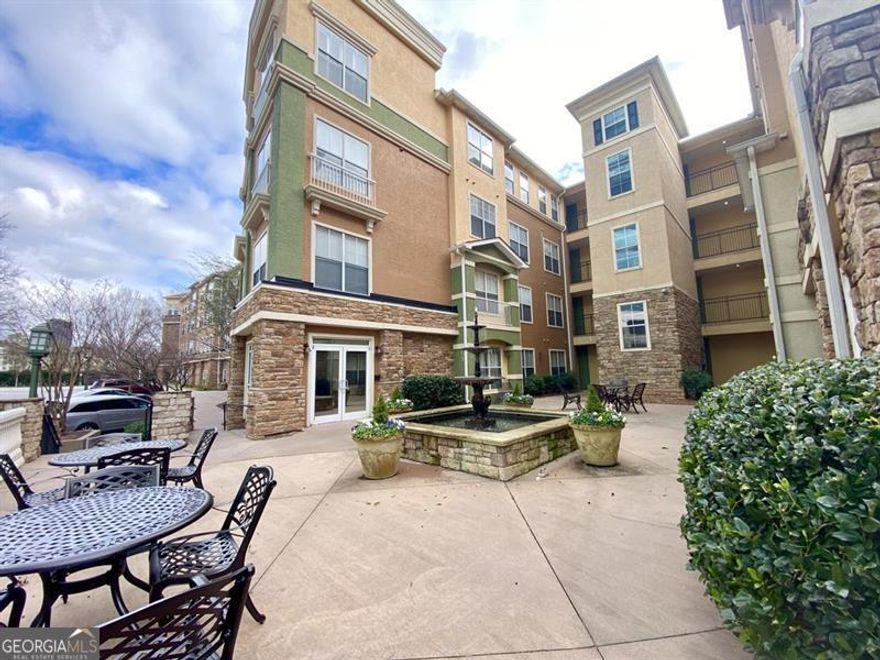 Wonderfully maintained one bedroom one bath condo available November 1st! Conveniently located near to shopping, dining, public transit and entertainment. The community facilities are second to none, pool, gym, and security. Easy to see, call now!