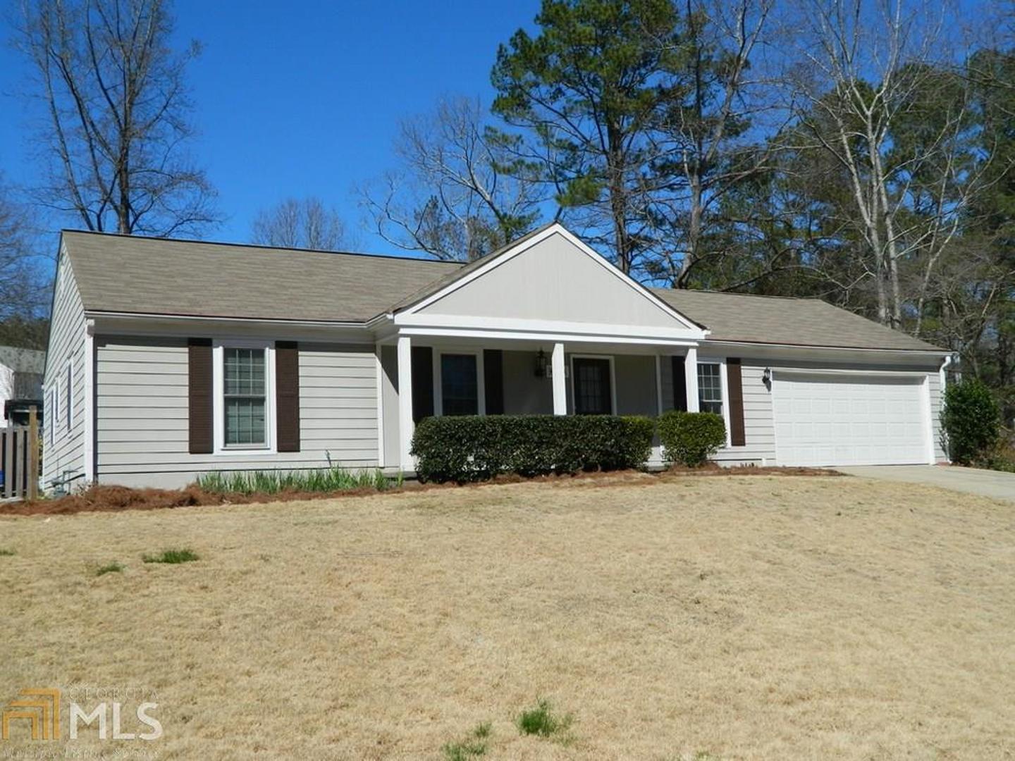 One level living in Peachtree Corners! 3 bedrooms, 2 full bathrooms with a vaulted family room. Hardwood floors in family room and hallway to bedrooms. Kitchen has brand new stainless steel appliances, granite counter tops, and tiled floor. Breakfast area with view to beautiful in-ground pool. Separate dining room. Level lot with a beautiful gardens, in-ground pool and gas grill all on a cul-de-sac street. Home has cement siding. Sought after Simpson Elementary School district. Superb location walk to schools, Simpsonwood park or the YMCA. Near The Forum, Towne Center, the library, the post office and many fine restaurant in the area.