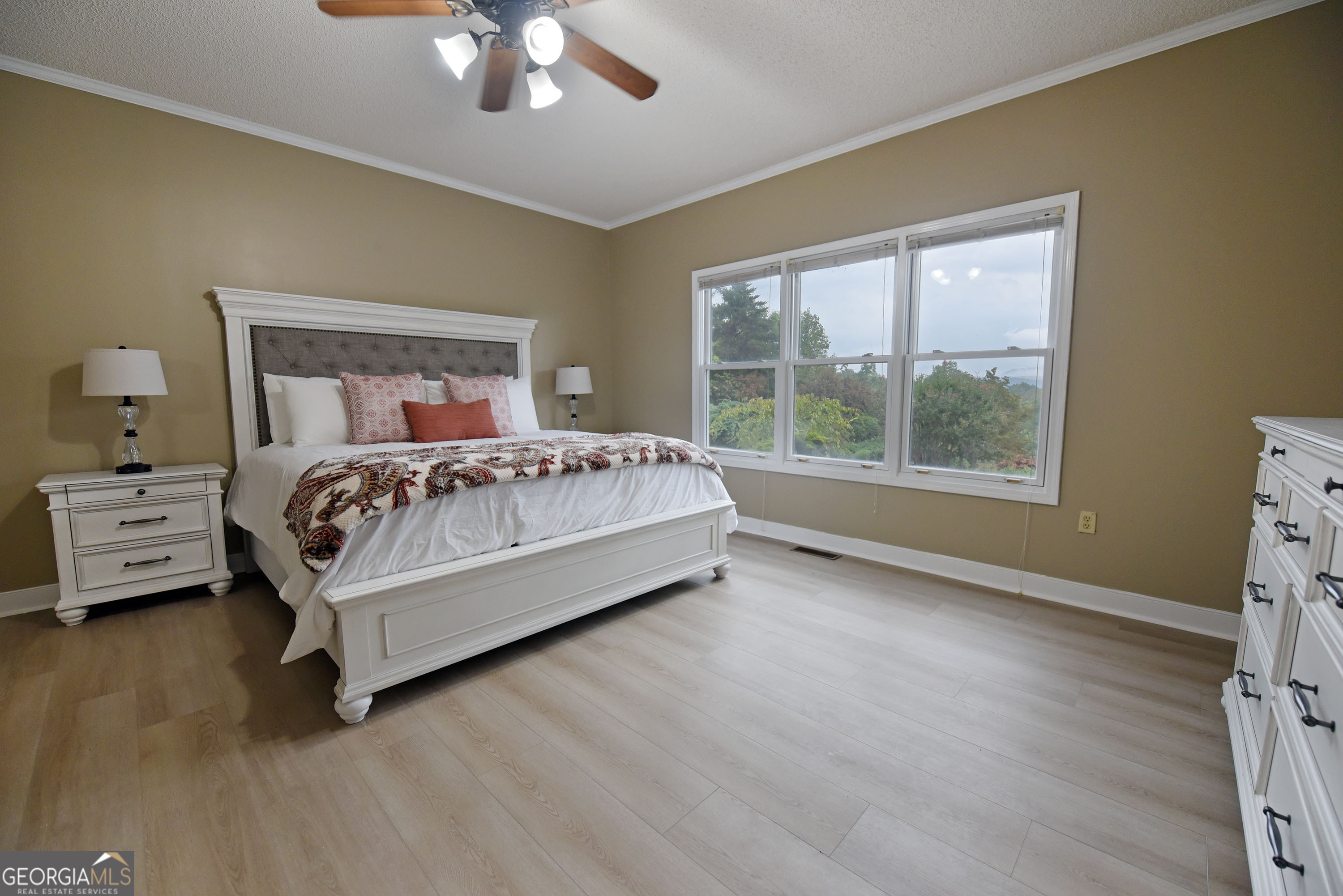 Whitepath Lodge and Resort - Commercial Sale