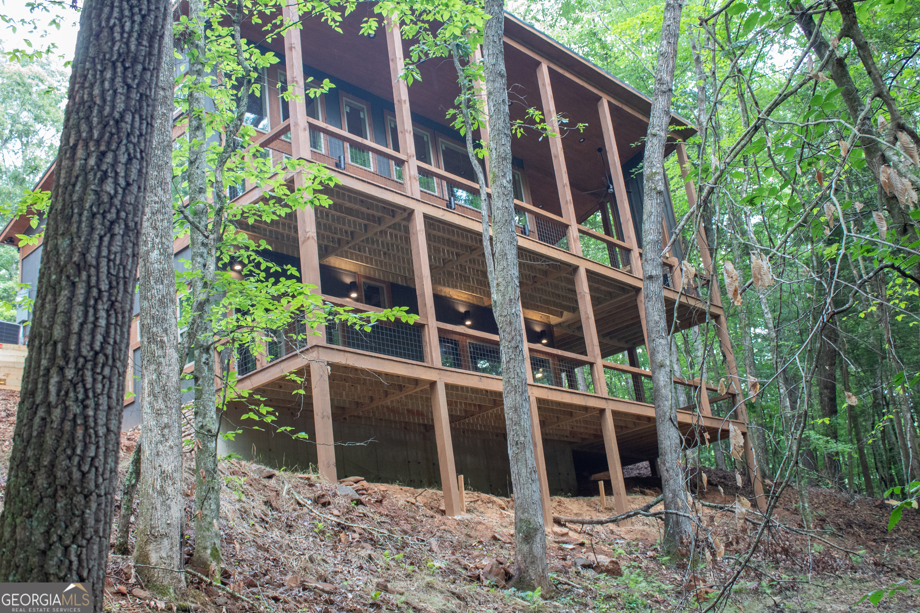 Creek Front on Big Creek. Big Creek is a certified trout creek. Bring your fishing pole. This beautiful modern cabin has three bedrooms, two full bathrooms, two living rooms, two large porches, three fireplaces (two inside, one outside), wet bar, and so much more. Off the coveted Aska Road. Minutes from the Aska Adventure area featuring tubing, kayaking, trout fishing on the Toccoa River, hiking and biking trails.