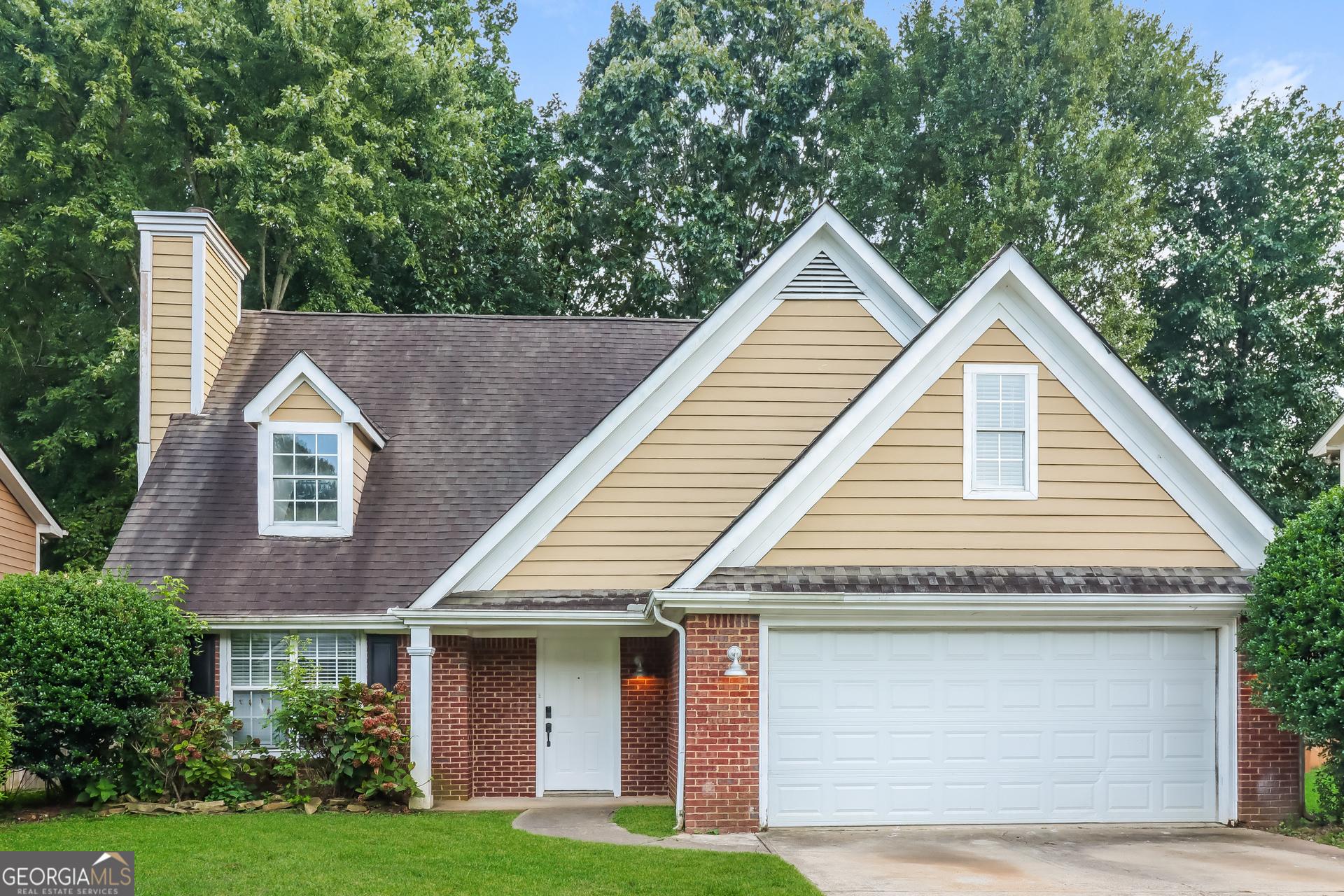 Check out this lovely 3 bedroom, 2.5 bath home with PRIMARY BEDROOM on the main level. Once inside you will find neutral paint, ceiling fans, laminate flooring, stainless steel appliances, and a LARGE bonus room upstairs. The backyard has a covered patio area. Schedule your tour and make this home yours!