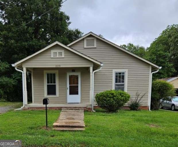 Nice 2BR/ 1.5 BA House in Bremen City, New Flooring, New Paint Inside and Outside. Walk to Downtown, HUB, Library, etc.