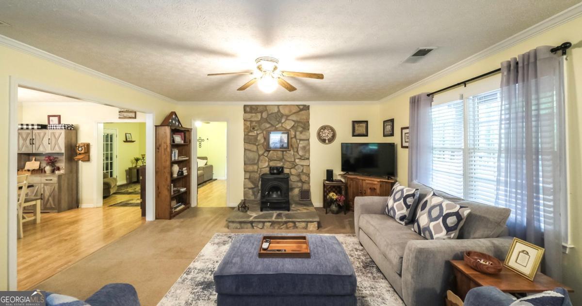 712 Honeysuckle LN