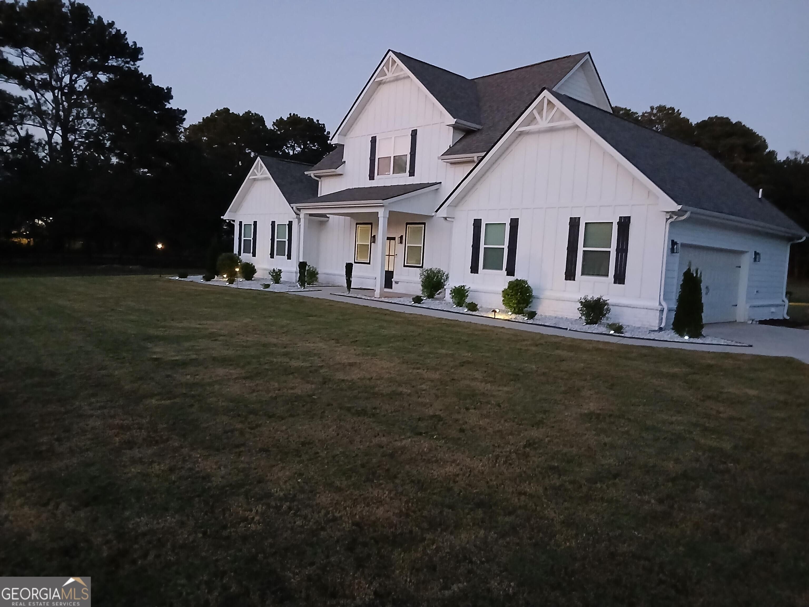 1081 E Lake RD