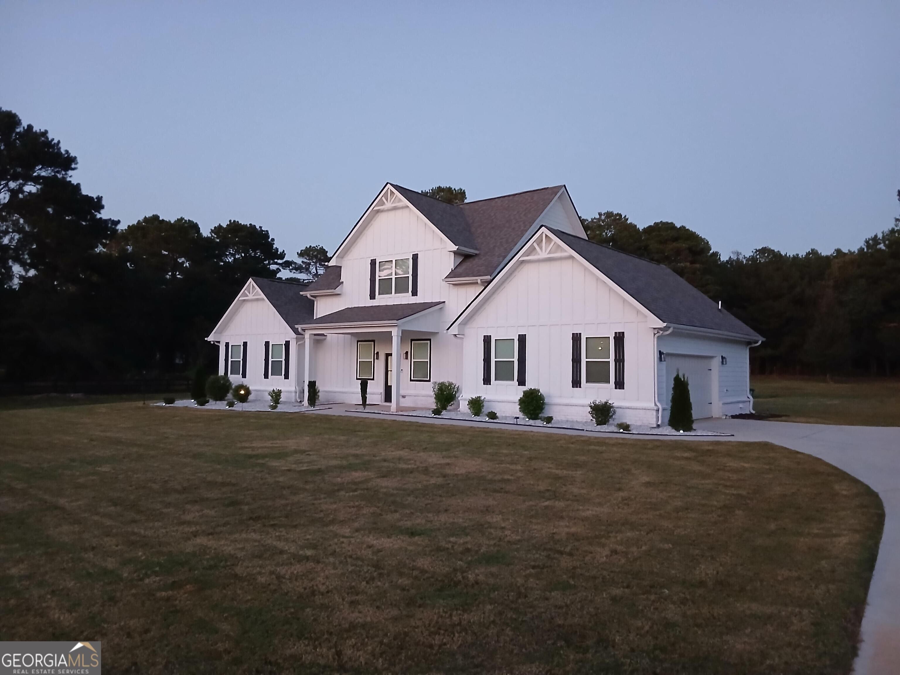 1081 E Lake RD