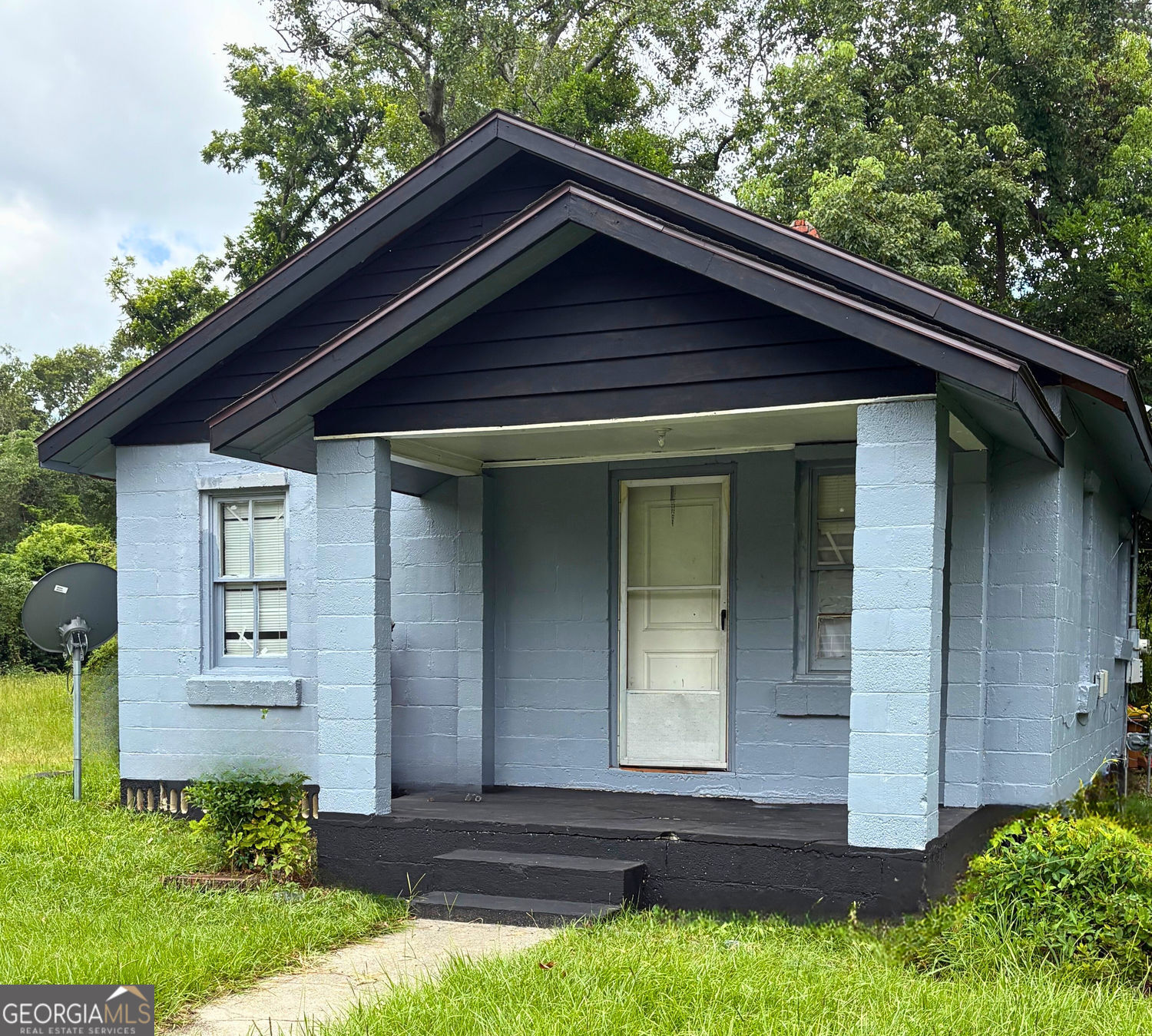 Just Listed! Perfect Starter or Investment Opportunity! Charming 2-bedroom, 1 Bath home with fresh exterior paint and tons of potential! Whether you're a first-time buyer ready to stop renting or an investor looking to add to your portfolio, this property is a great opportunity. Freshly painted exterior Spacious lot with room to grow Cozy layout with natural light Solid bones-ready for your personal touch! Located in a convenient neighborhood with easy access to schools, shopping, and transit. Priced to sell - Don't miss this chance to build equity! Schedule your showing today!