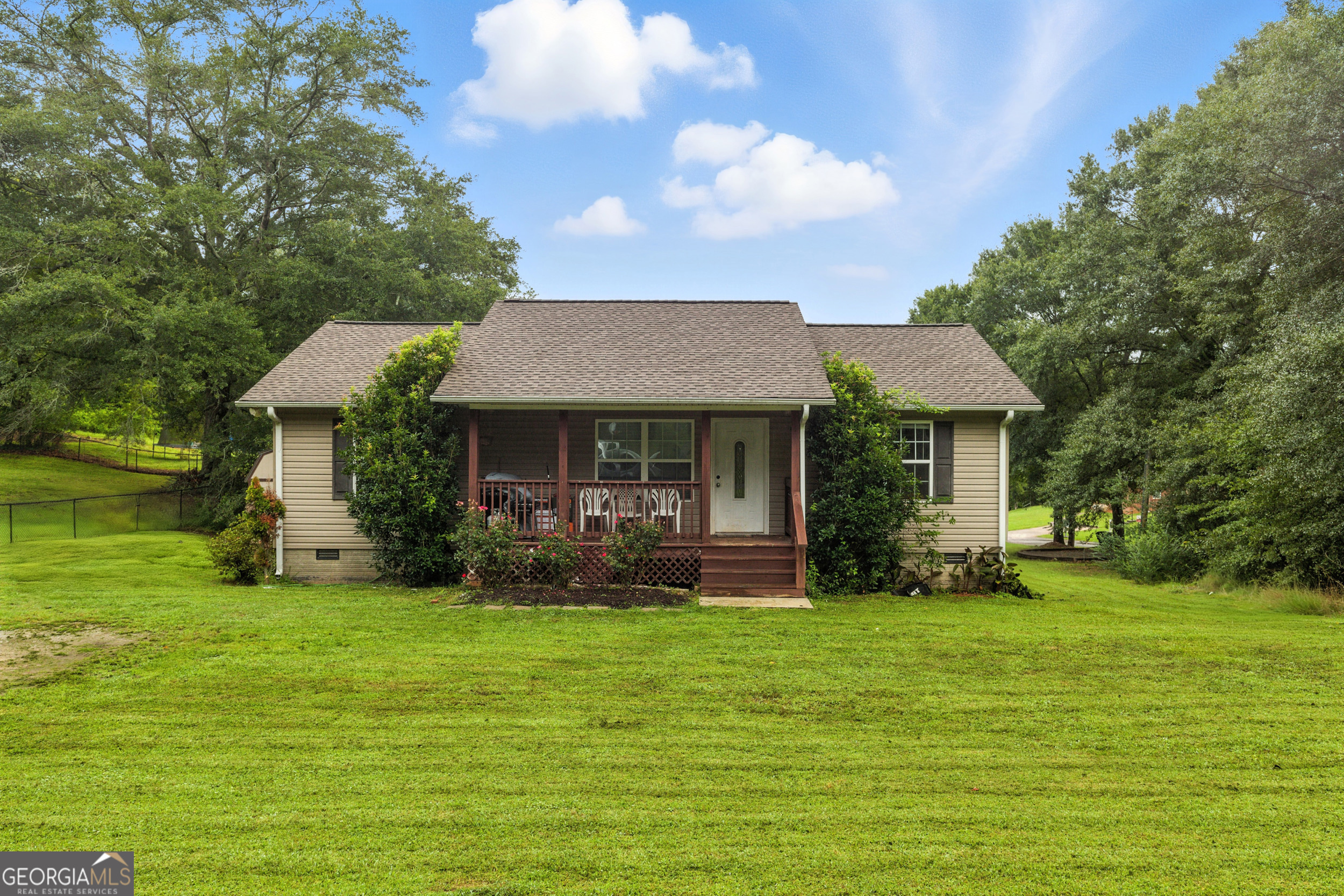 Sellers are offering buyers NO HOUSE PAYMENTS UNTIL FEBRUARY 2026 with acceptable offer & preferred lender! Charming 3 bedroom, 2 bathroom home located in the heart of Clarkesville! Just a short walk to downtown shops, restaurants, and events, this home offers both convenience and comfort. Step inside to a warm and inviting layout with plenty of natural light. The spacious, level yard is perfect for outdoor enjoyment, gardening, or play. An outdoor storage building adds functionality and space for tools or hobbies. Whether you're looking for your first home, a downsizer, or an investment, this gem in a prime location checks all the boxes!