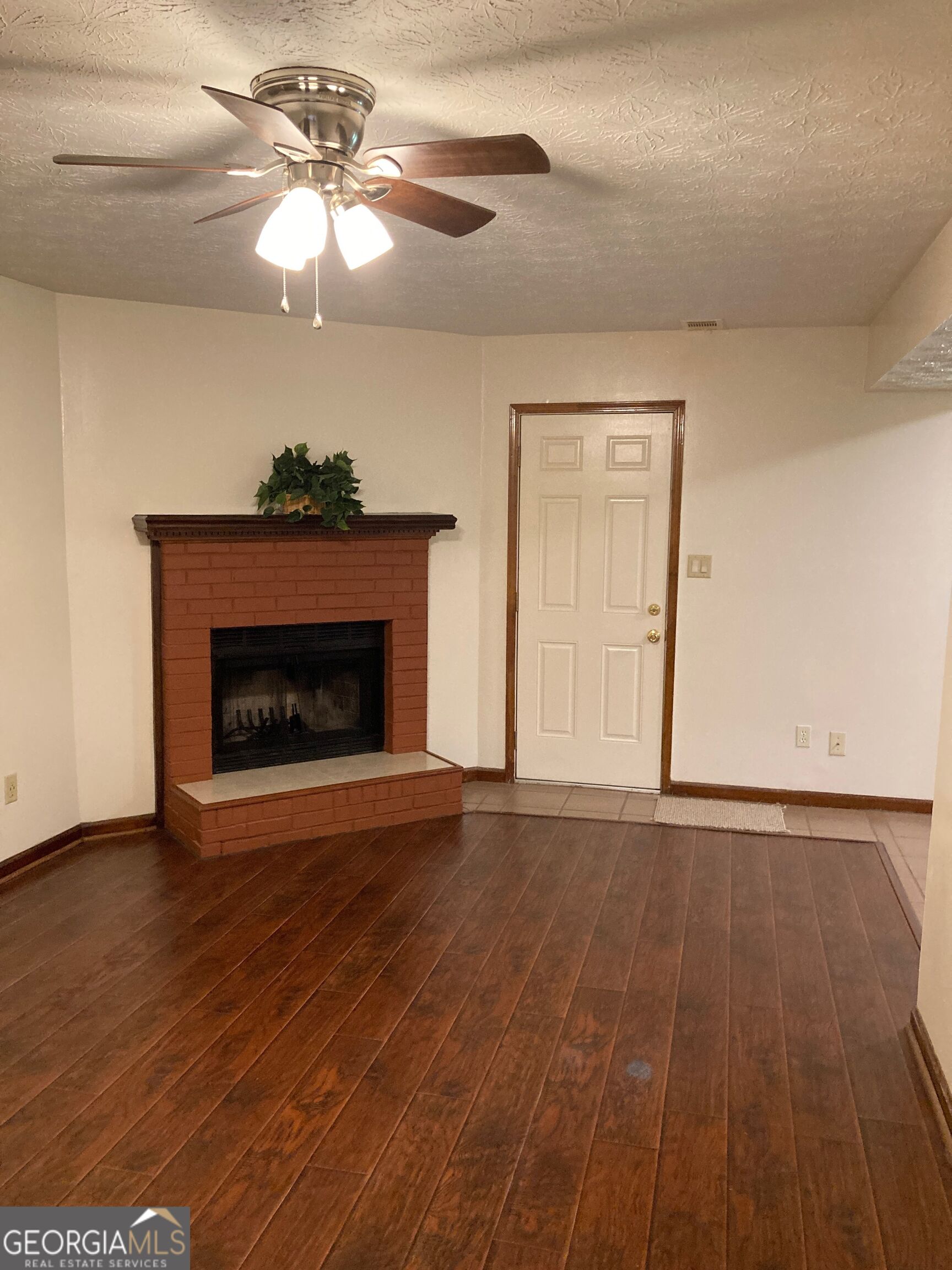 401 Riverbrook CT