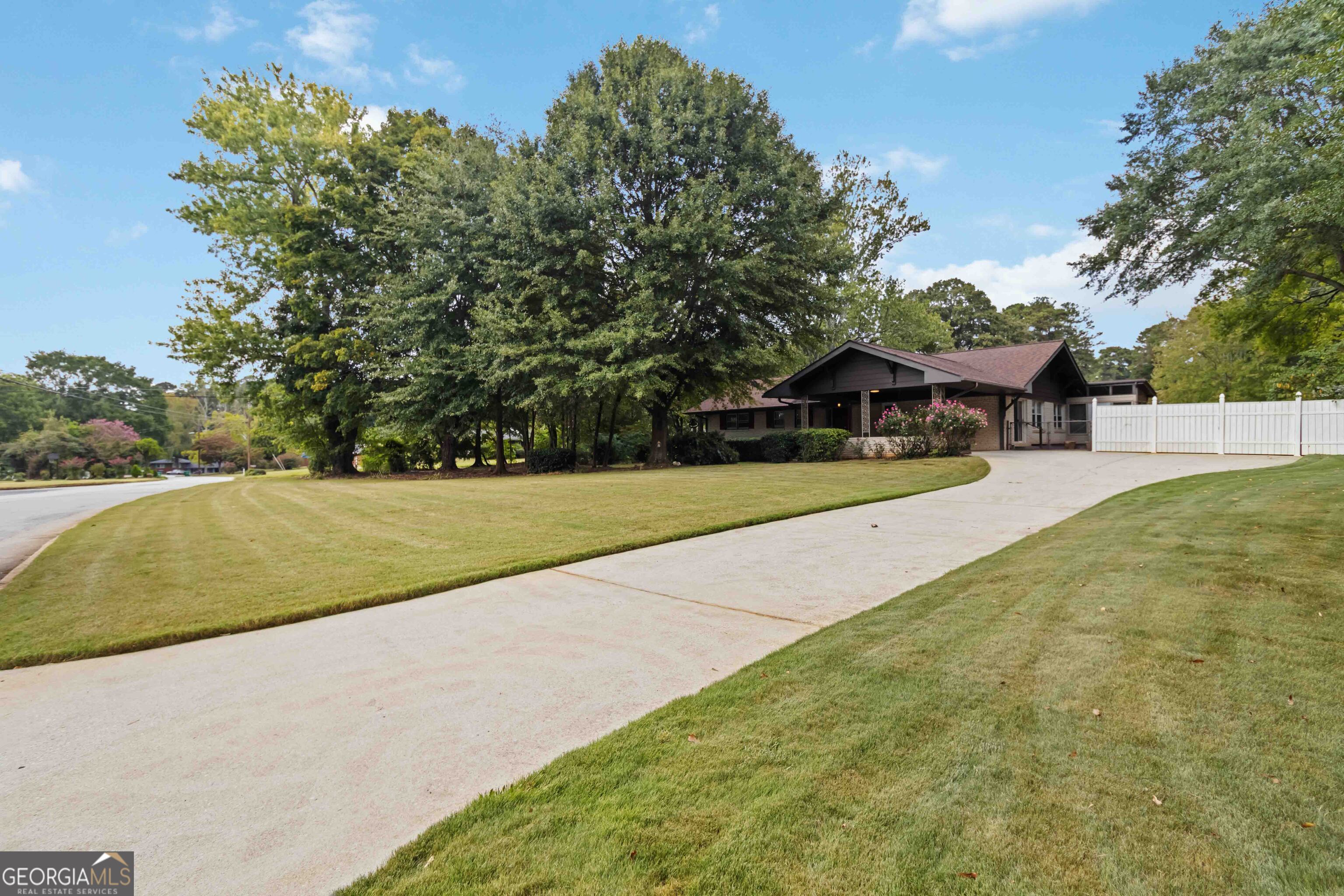 1722 Camelot CIR