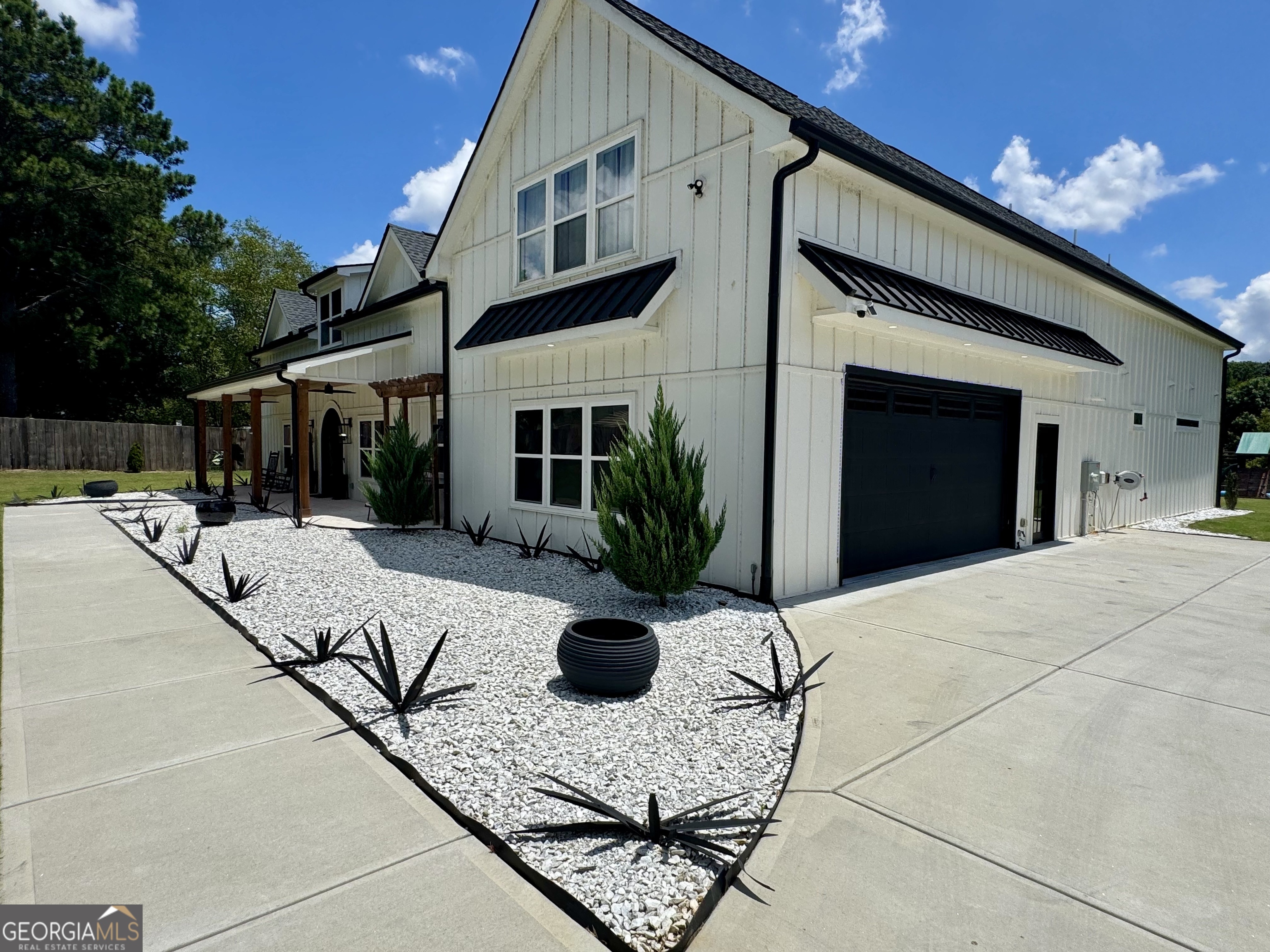 590 Hood AVE