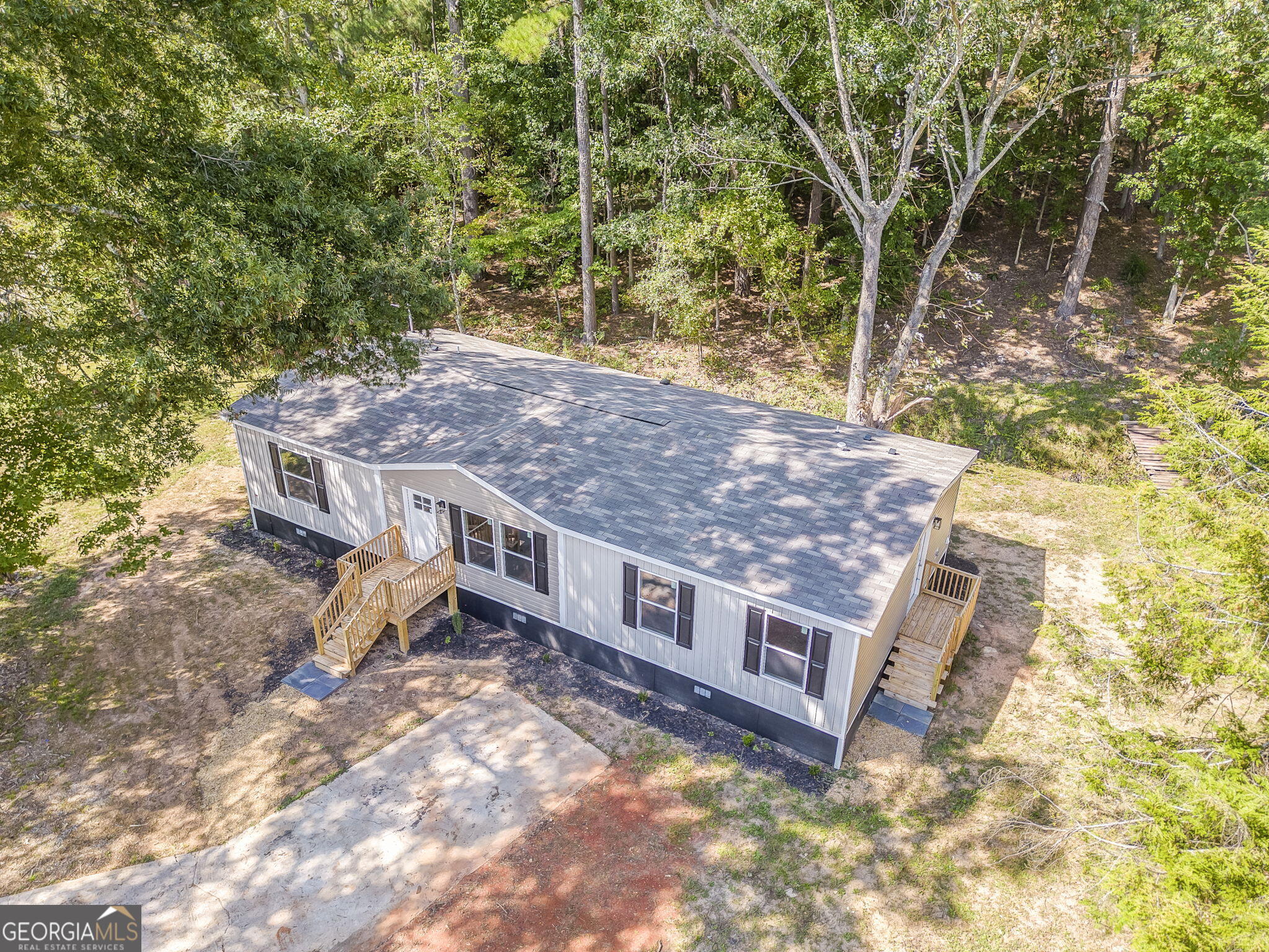 Experience peaceful country living in this beautiful 3 bedroom 2 bath modular home. The open floor plan offers a spacious living area, large dinning area and kitchen for everyday living and entertaining. Enjoy cooking in the modern kitchen with ample cabinetry and a convenient workspace with island. All new appliances. This brand new 2025 Clayton Home features stylish new LVP flooring throughout and large bathrooms for added comfort. Built with extra insulation to help keep utility cost down year round. Enjoy the quite of the country while while being conveniently located to Rome, Rockmart, Lindale and Cedartown. Don't miss the chance to make this efficient and stylish home yours!