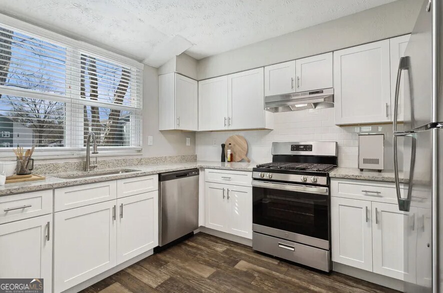 25 Acre Tranquil Lake. 2 Car Wash. 4 Tennis Courts. Volleyball. 2 Pools. Movie Theater with Stadium Seating. Soccer Field. Pickleball Court. Nature Trails.