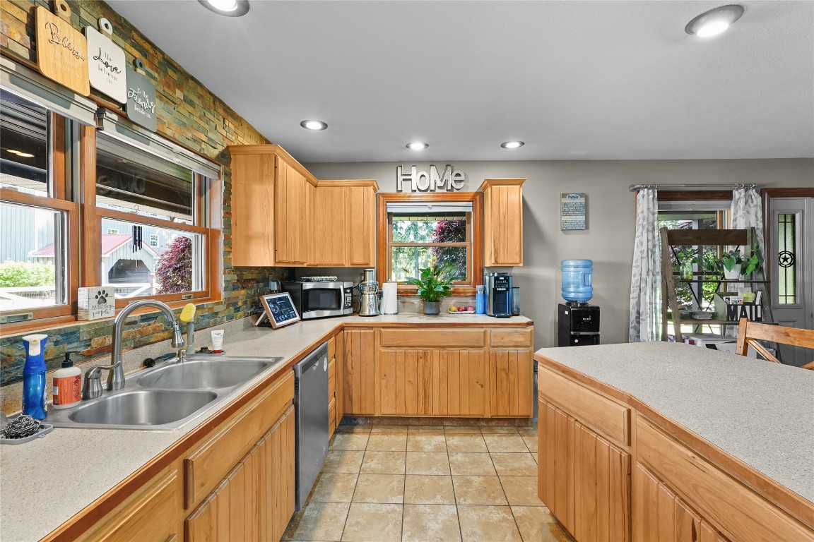 11221 W Greene Road, Waterford, Pennsylvania image 8