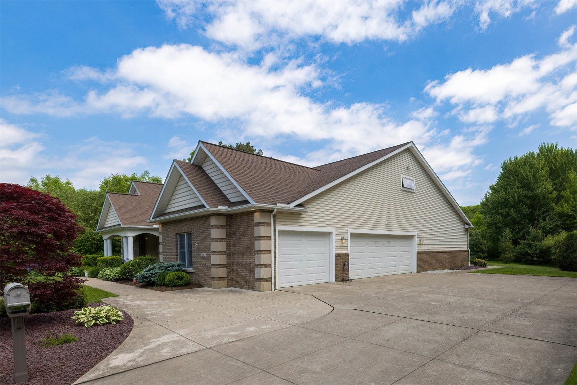 3819 Hidden Springs Drive, Erie, Pennsylvania image 3