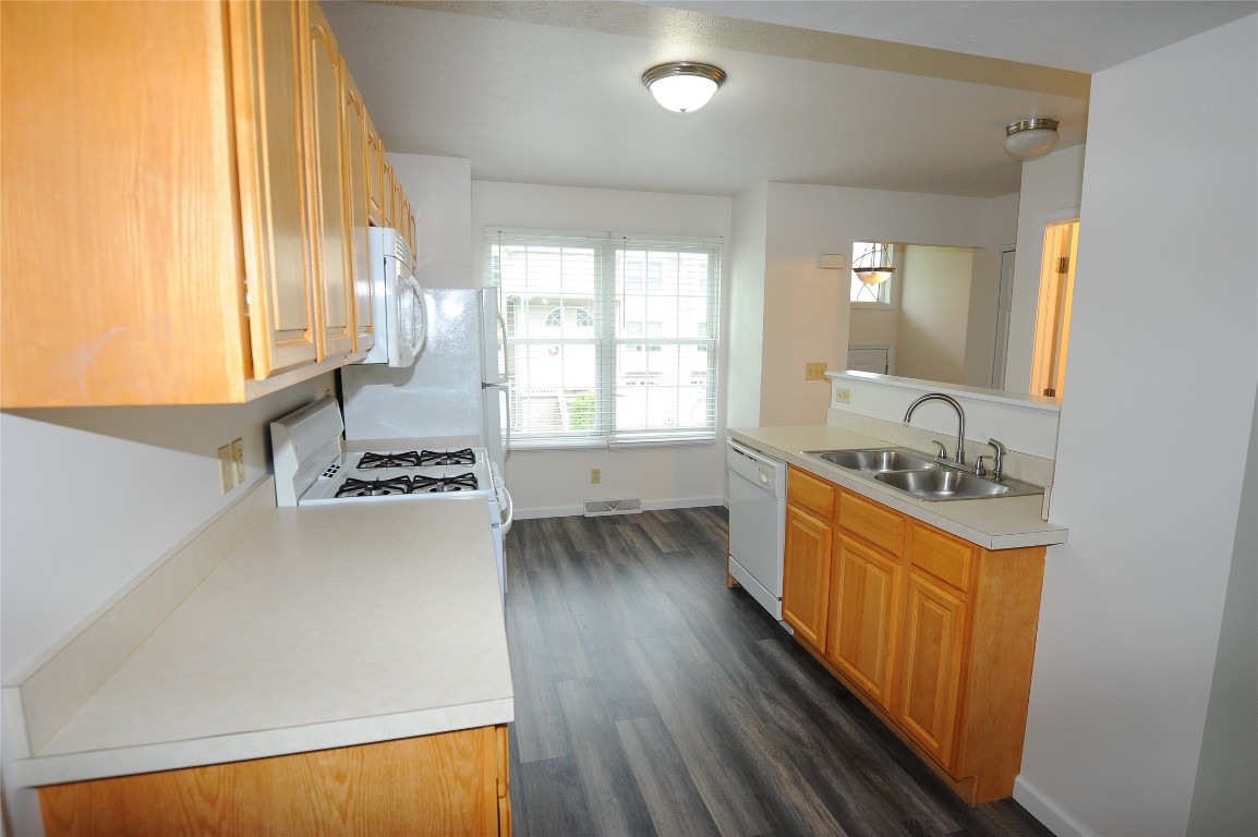 4140 Wood Hills Drive #C44, Erie, Pennsylvania image 2