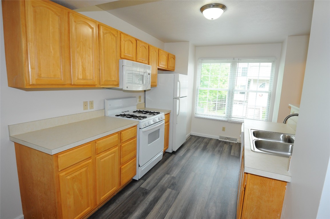 4140 Wood Hills Drive #C44, Erie, Pennsylvania image 3