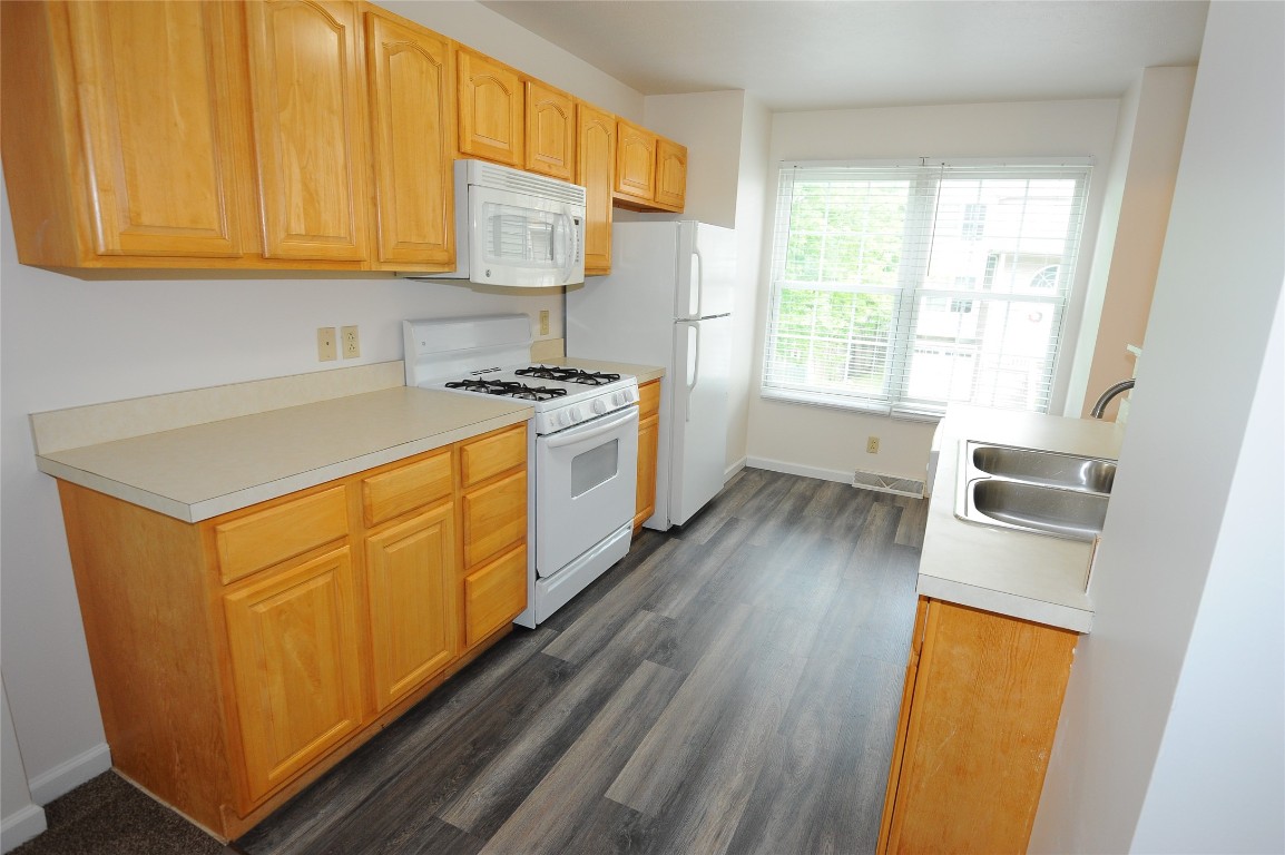 4140 Wood Hills Drive #C44, Erie, Pennsylvania image 4