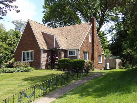 Homes For Sale - 1115 Chestnut Hill Drive<br/> Erie, PA 16509