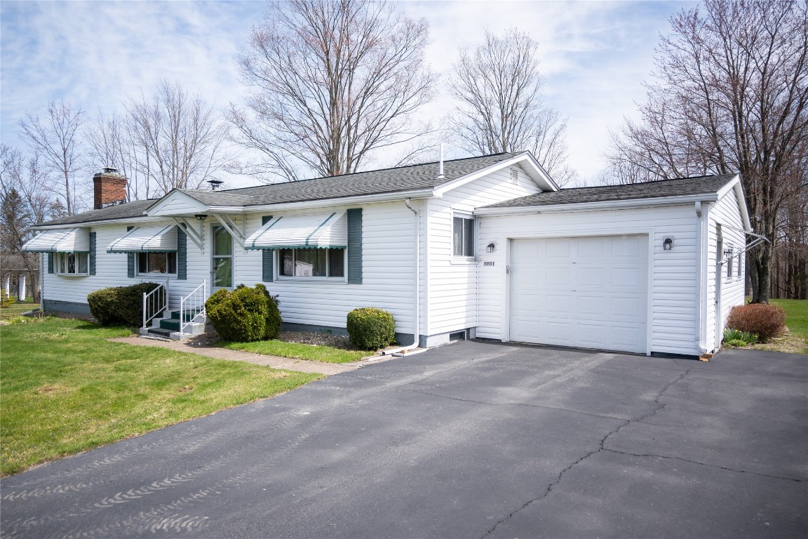8881 Horseshoe Drive, Erie, Pennsylvania image 1