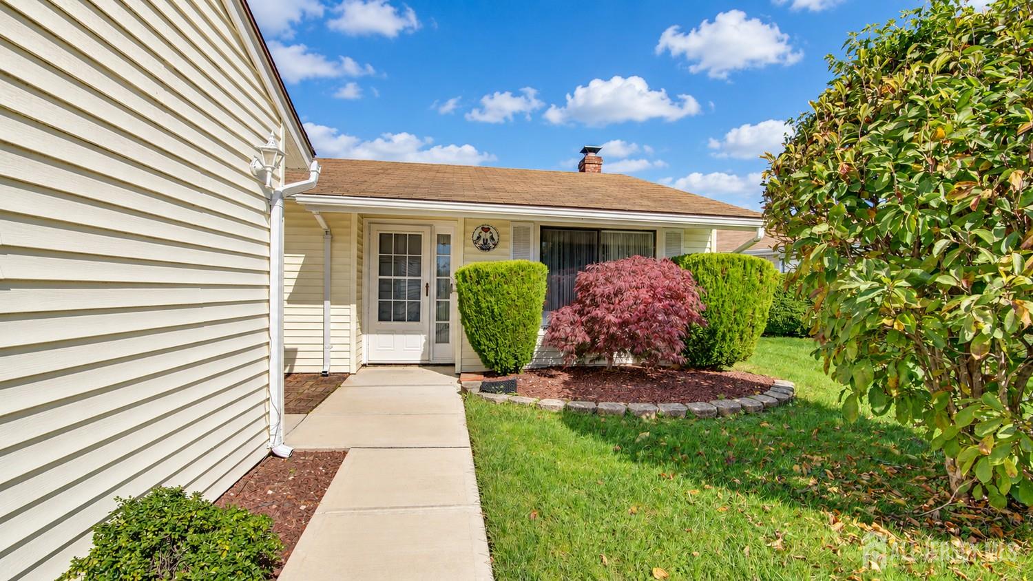 14 Basswood Plaza B