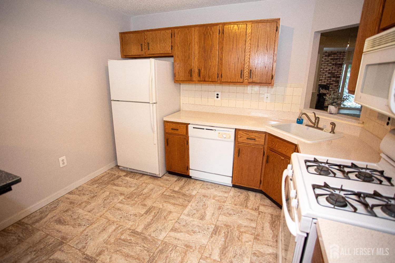 29 Chatham Square, Sayreville, New Jersey image 12