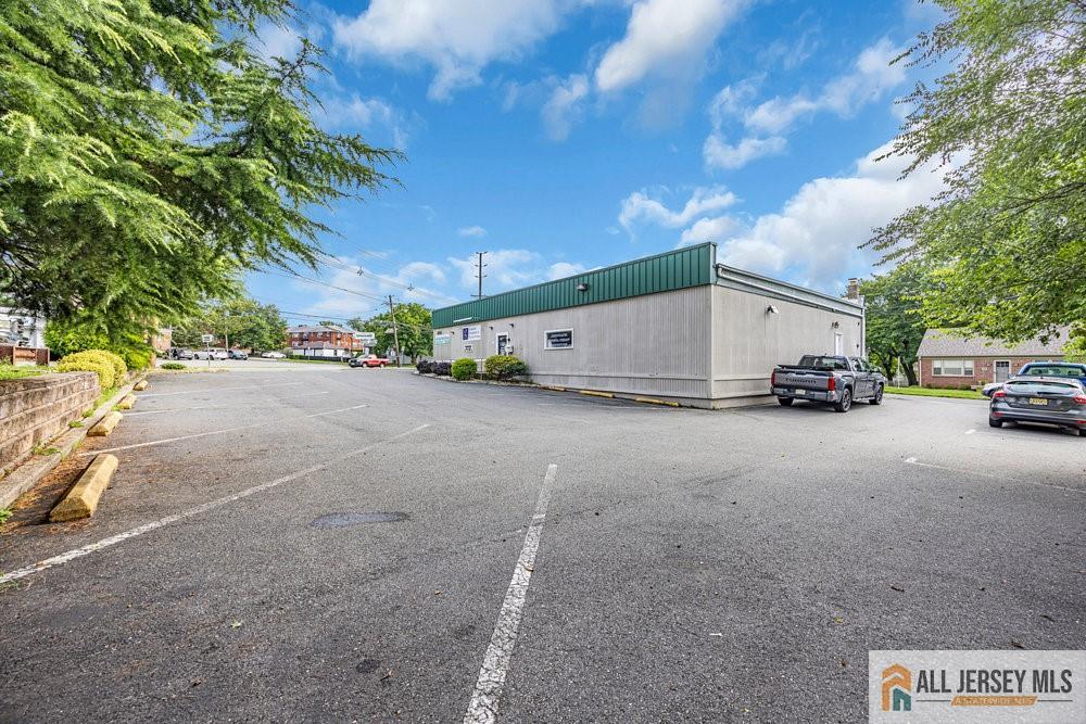 1001 Raritan Avenue