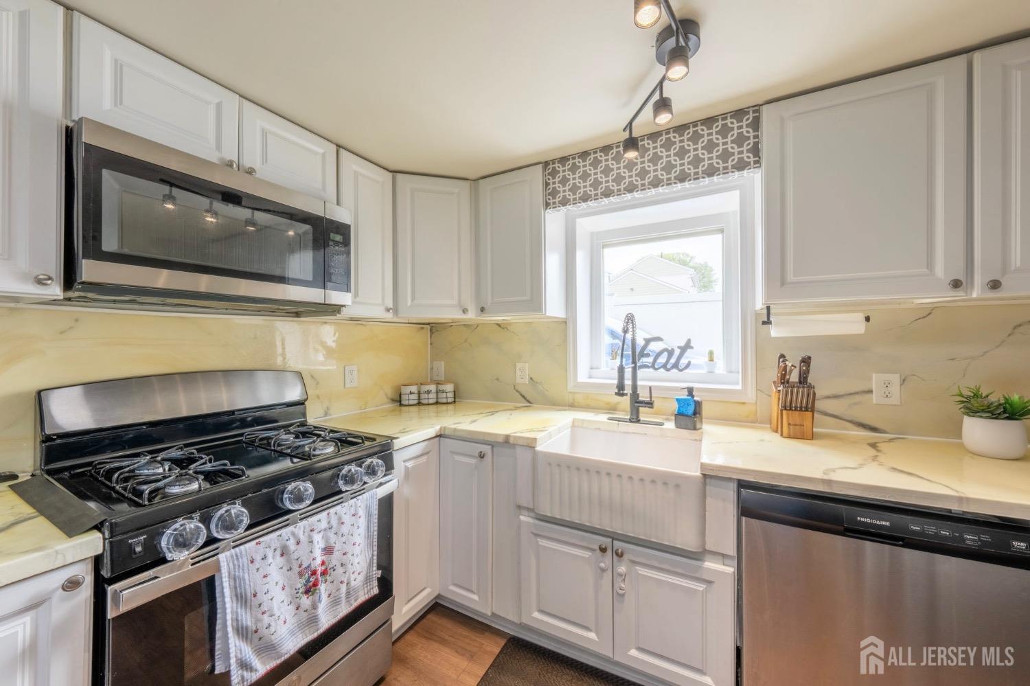 11 Mary Avenue, Fords, New Jersey image 8