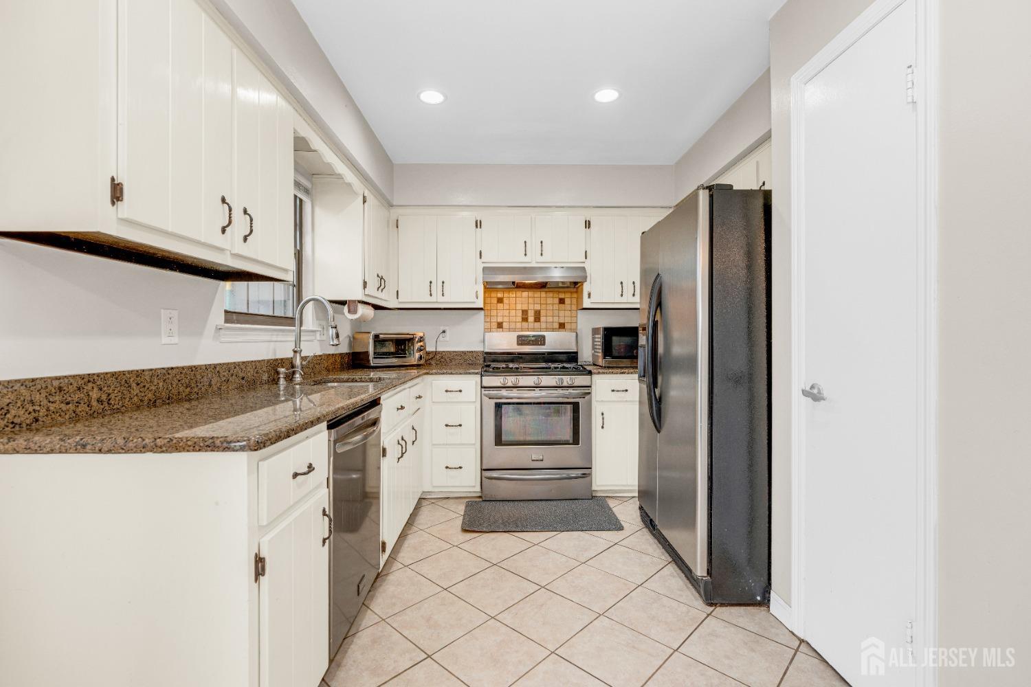 90 Pheasant Run, Edison, New Jersey image 11