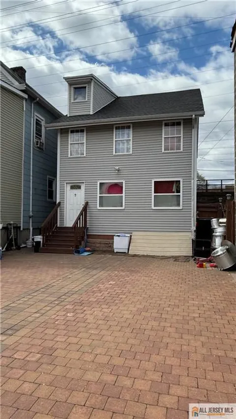 MLS: 2561373M
