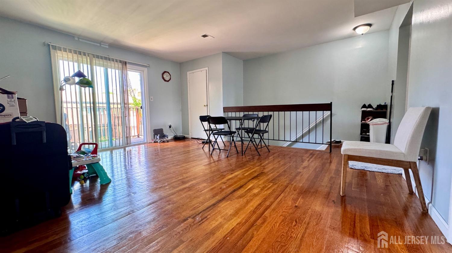 312 N Oaks Boulevard, North Brunswick, New Jersey image 2