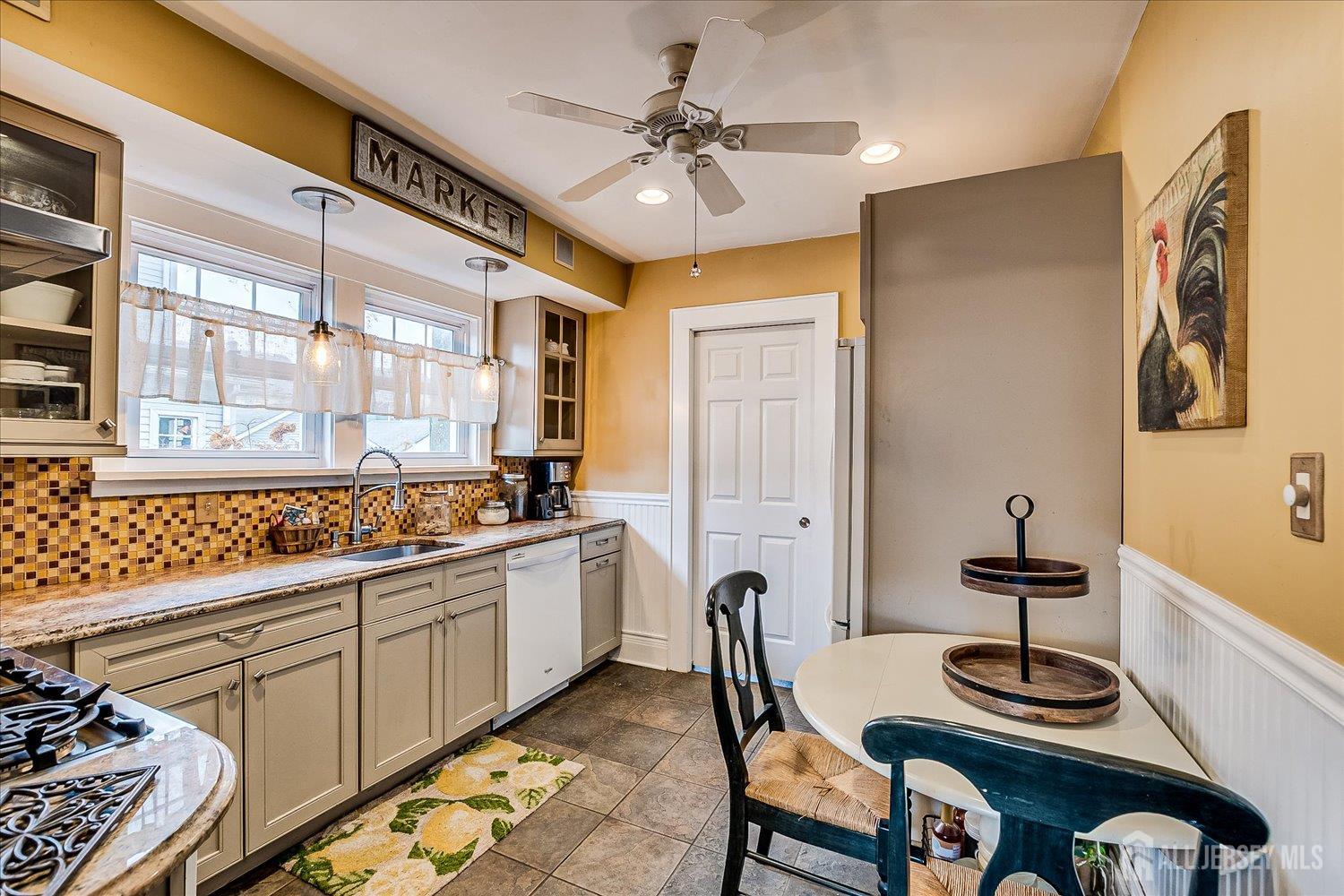 Dunellen, New Jersey 08812, United States, 4 Bedrooms Bedrooms, ,2 BathroomsBathrooms,Residential,Active,241933