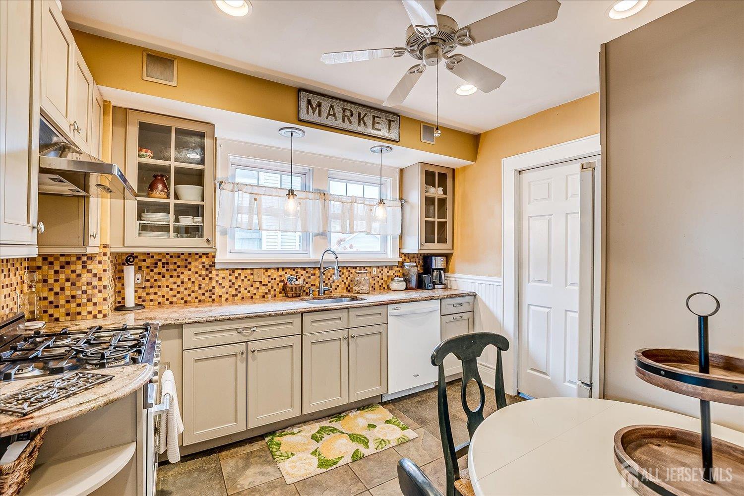 Dunellen, New Jersey 08812, United States, 4 Bedrooms Bedrooms, ,2 BathroomsBathrooms,Residential,Active,241933