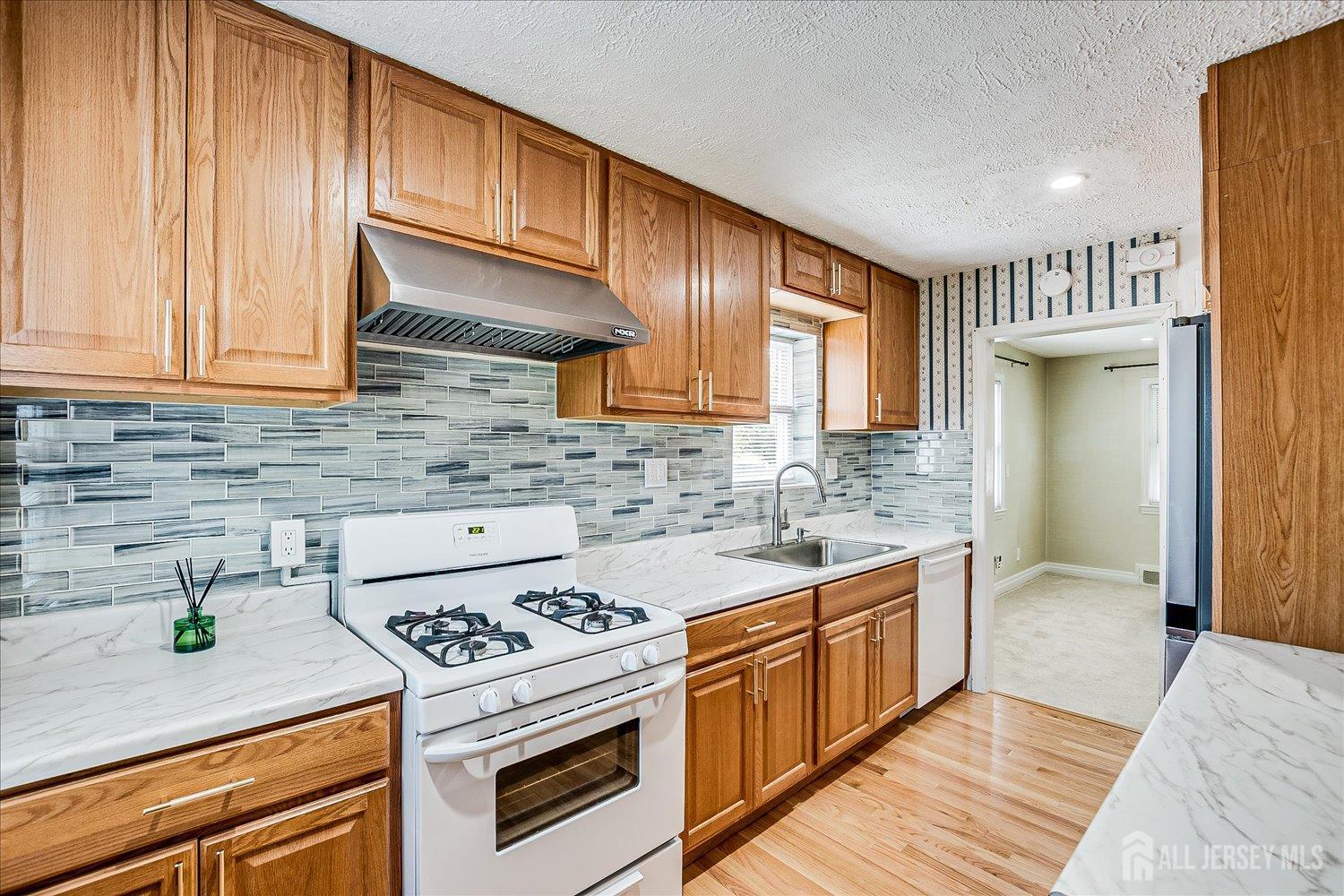 South Plainfield, New Jersey 07080, United States, 3 Bedrooms Bedrooms, ,2 BathroomsBathrooms,Residential,Pending,201367