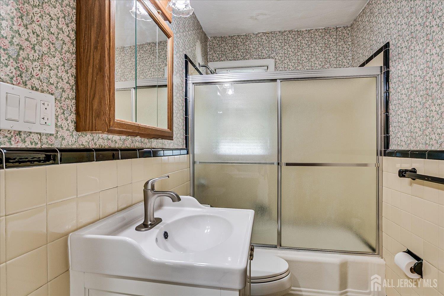 South Plainfield, New Jersey 07080, United States, 3 Bedrooms Bedrooms, ,2 BathroomsBathrooms,Residential,Pending,201367